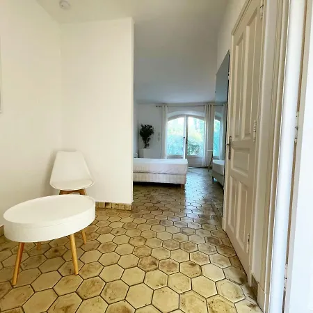 Apartment Les De Robinson: Poolside By Siagne River *
